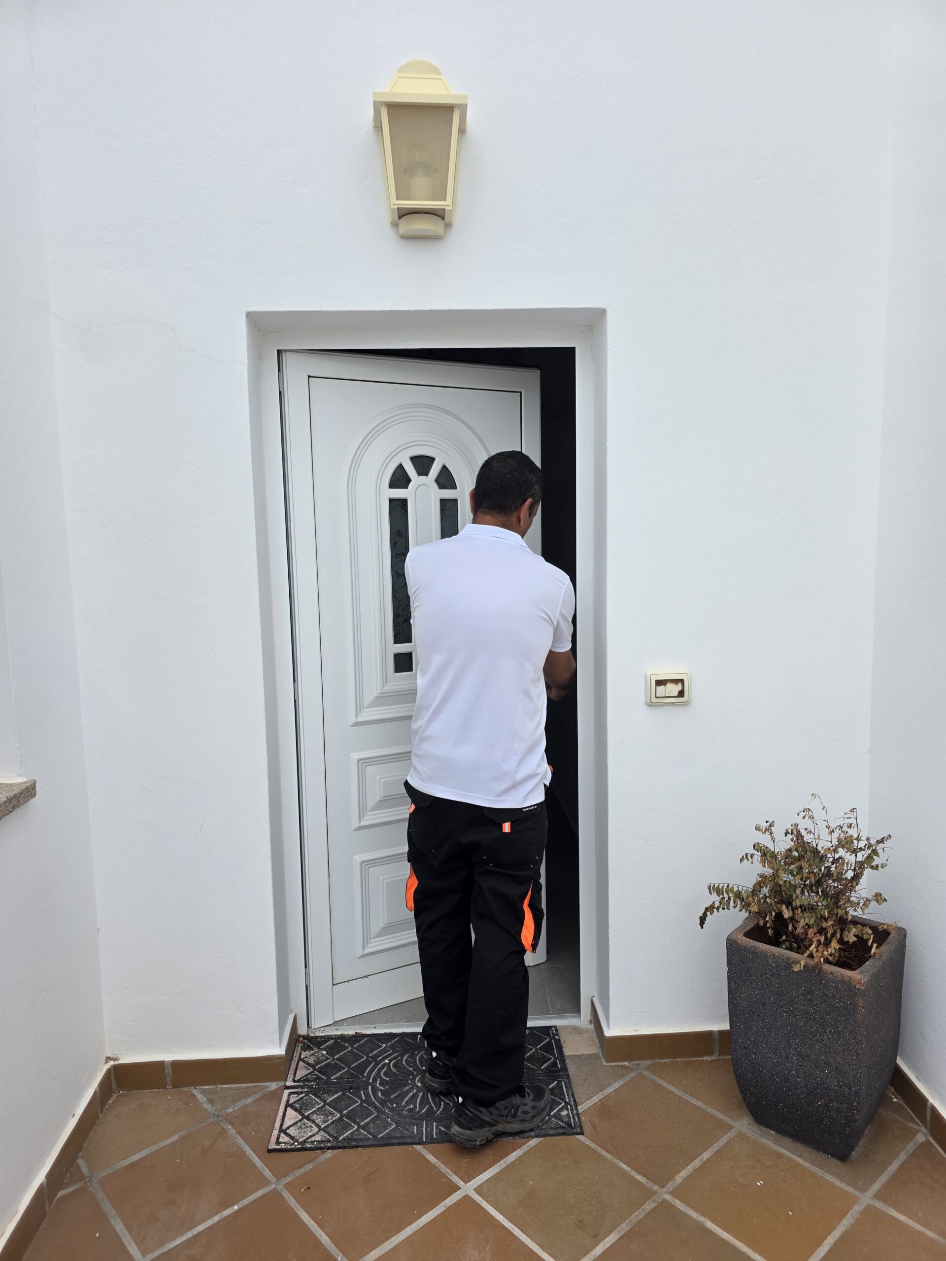 Instalación de cerradura de seguridad con llave en Arrecife por Adrián Cerrajero Lanzarote.