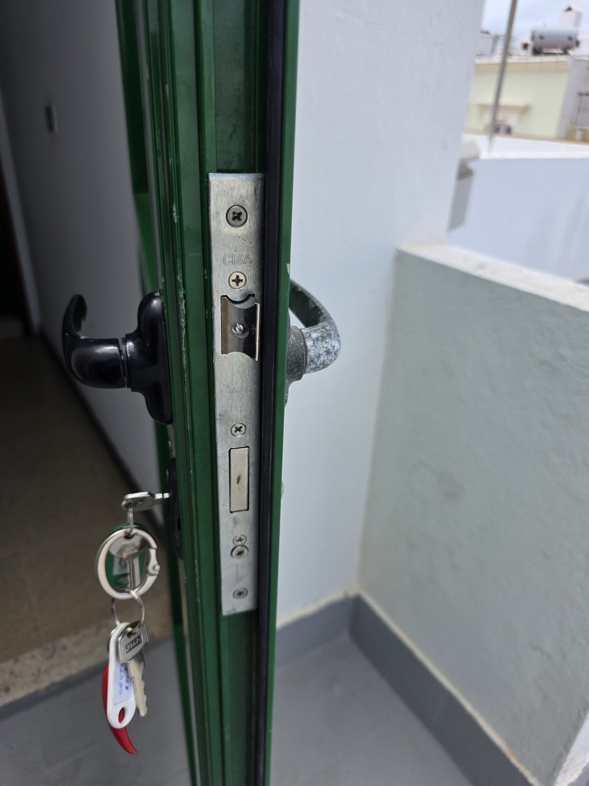 Instalación de cerradura y cilindro de seguridad en puerta de aluminio en Arrecife por Adrián Cerrajero Lanzarote.