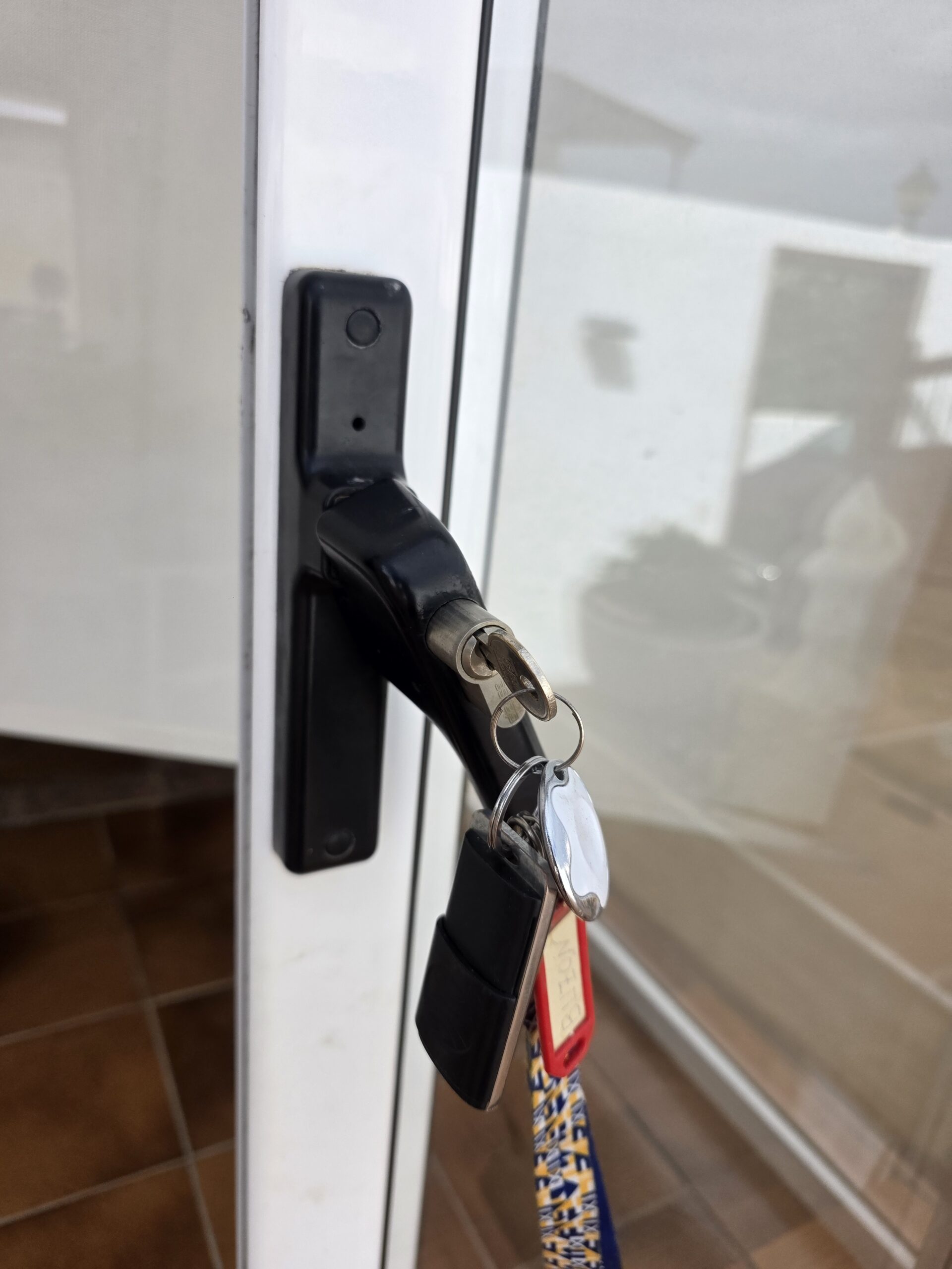 Instalación de cerradura de seguridad en puerta de aluminio en Tahíche por Adrián Cerrajero Lanzarote.