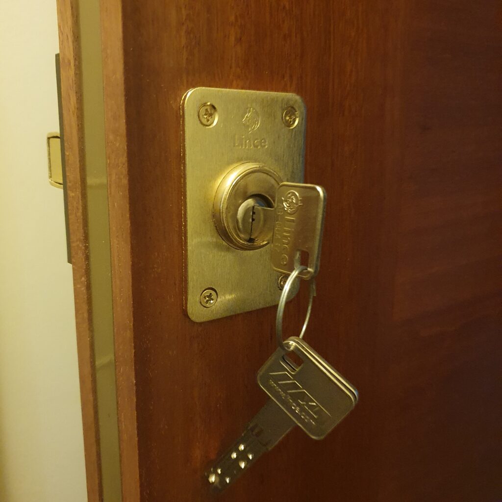 Instalación de cerradura de seguridad con llave en Arrecife por Adrián Cerrajero Lanzarote