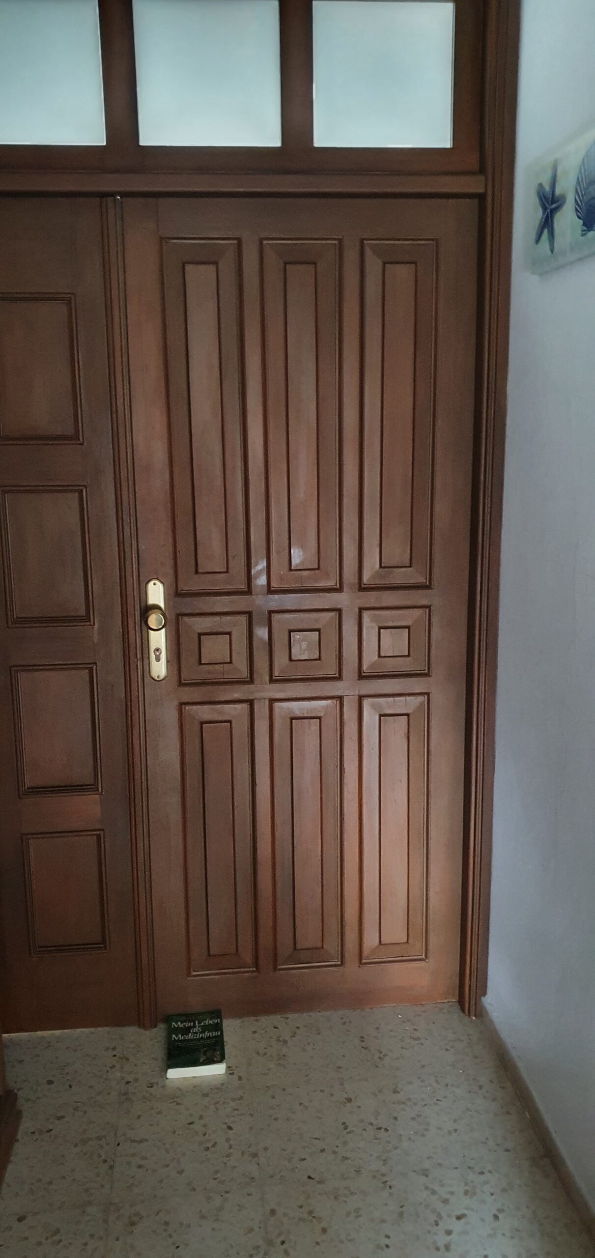 Puerta bloqueada antes de una apertura en Arrieta, Haría