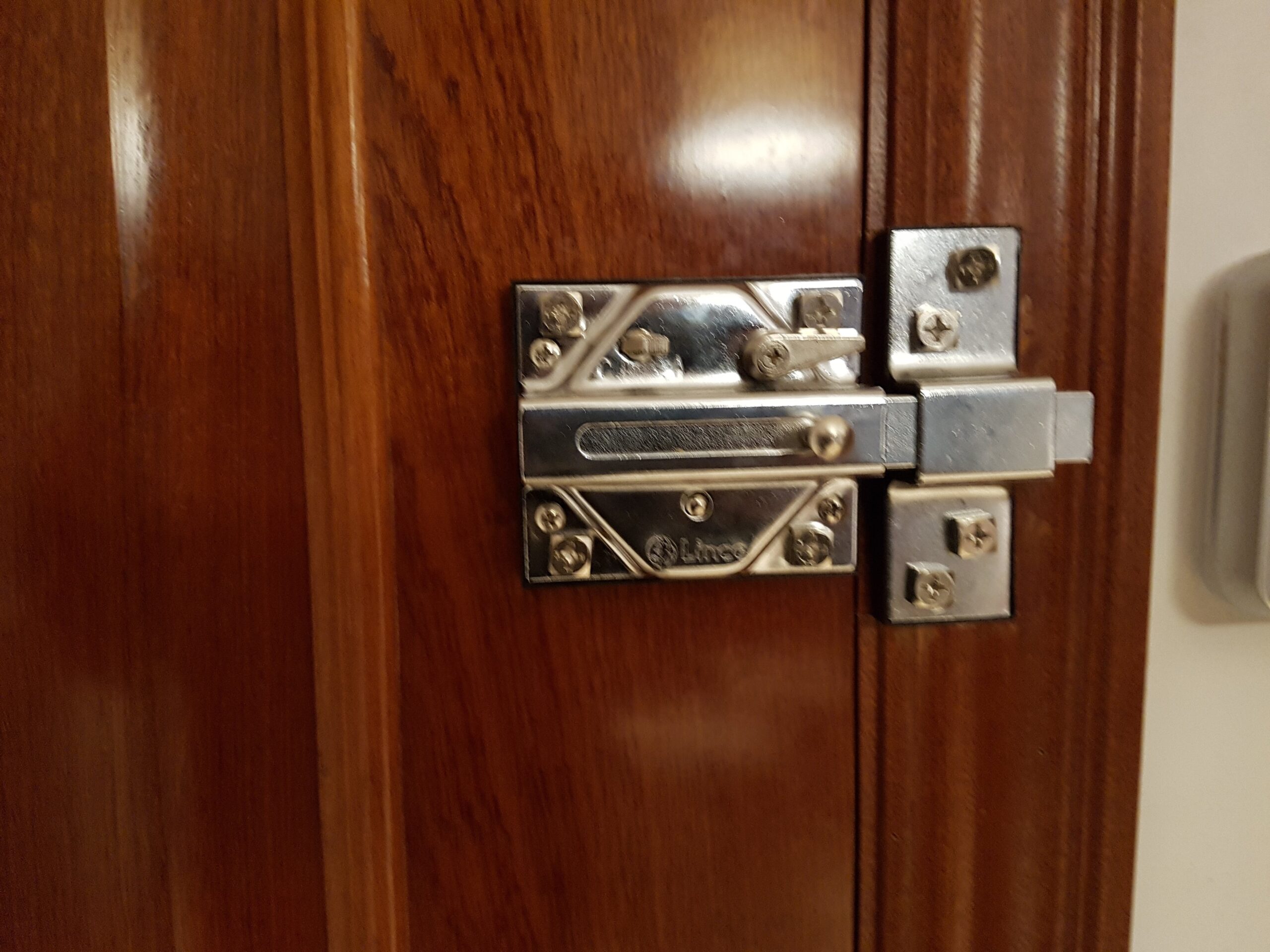 Cerrojo de seguridad instalado en una puerta de madera en Lanzarote
